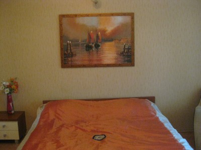 Двуспальная кровать в спальне на Гаванной 7. 