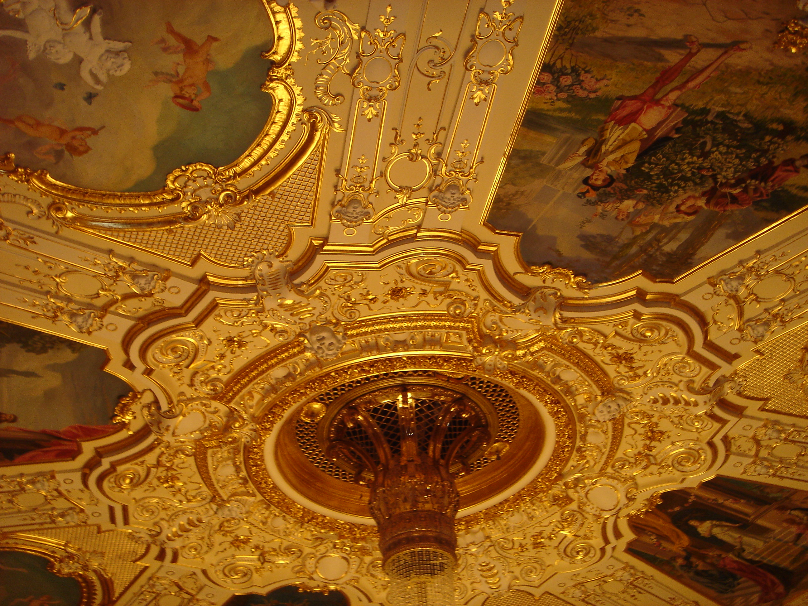 Потолок оперного театра в Одессе.