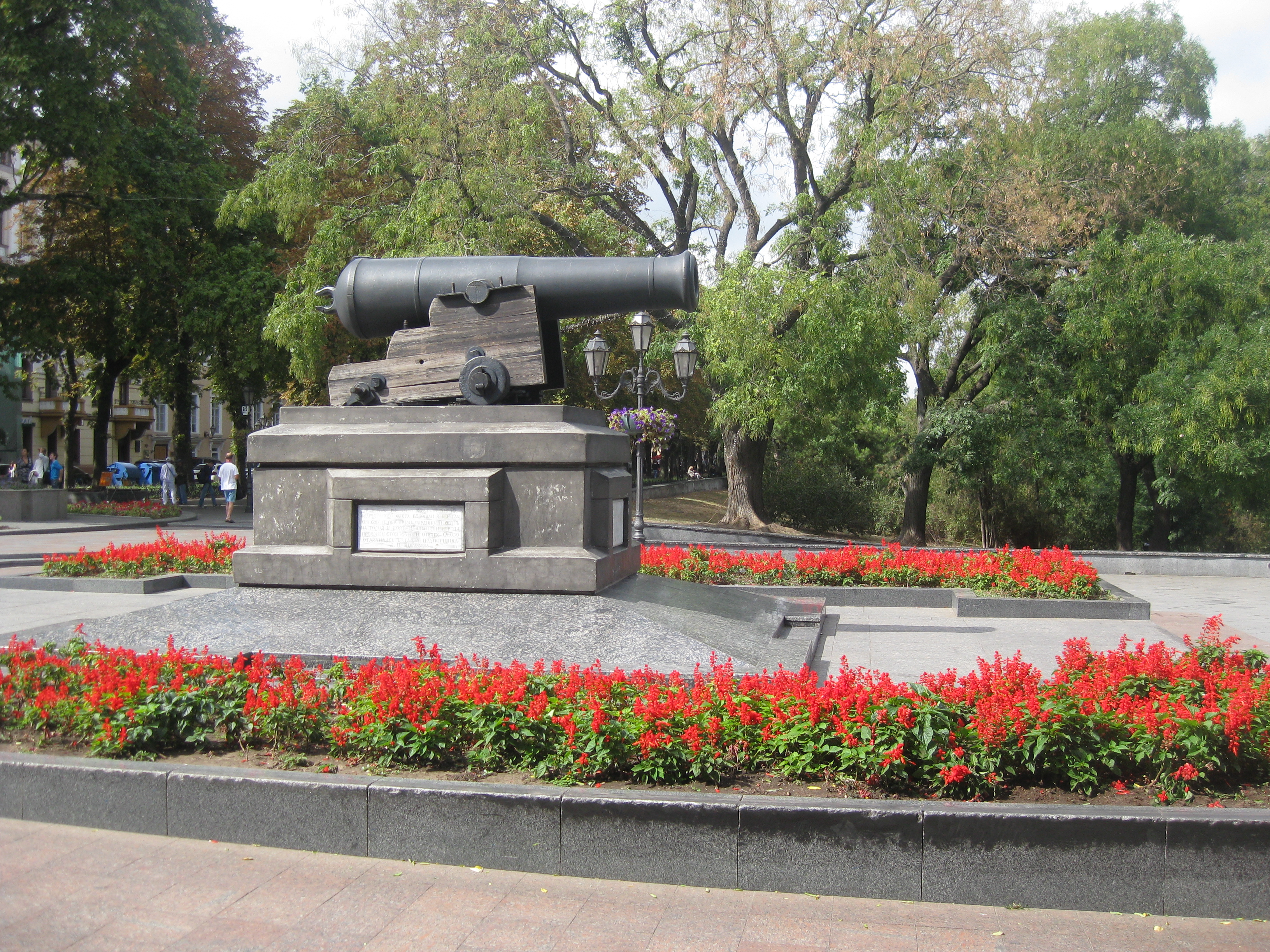 Пушка на Приморском бульваре. 